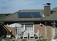 Bild eines Hausdachs mit Solar - Verkn&uuml;pfung mit der Internetseite www.viessmann.de